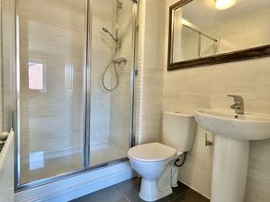 Master En-suite- click for photo gallery